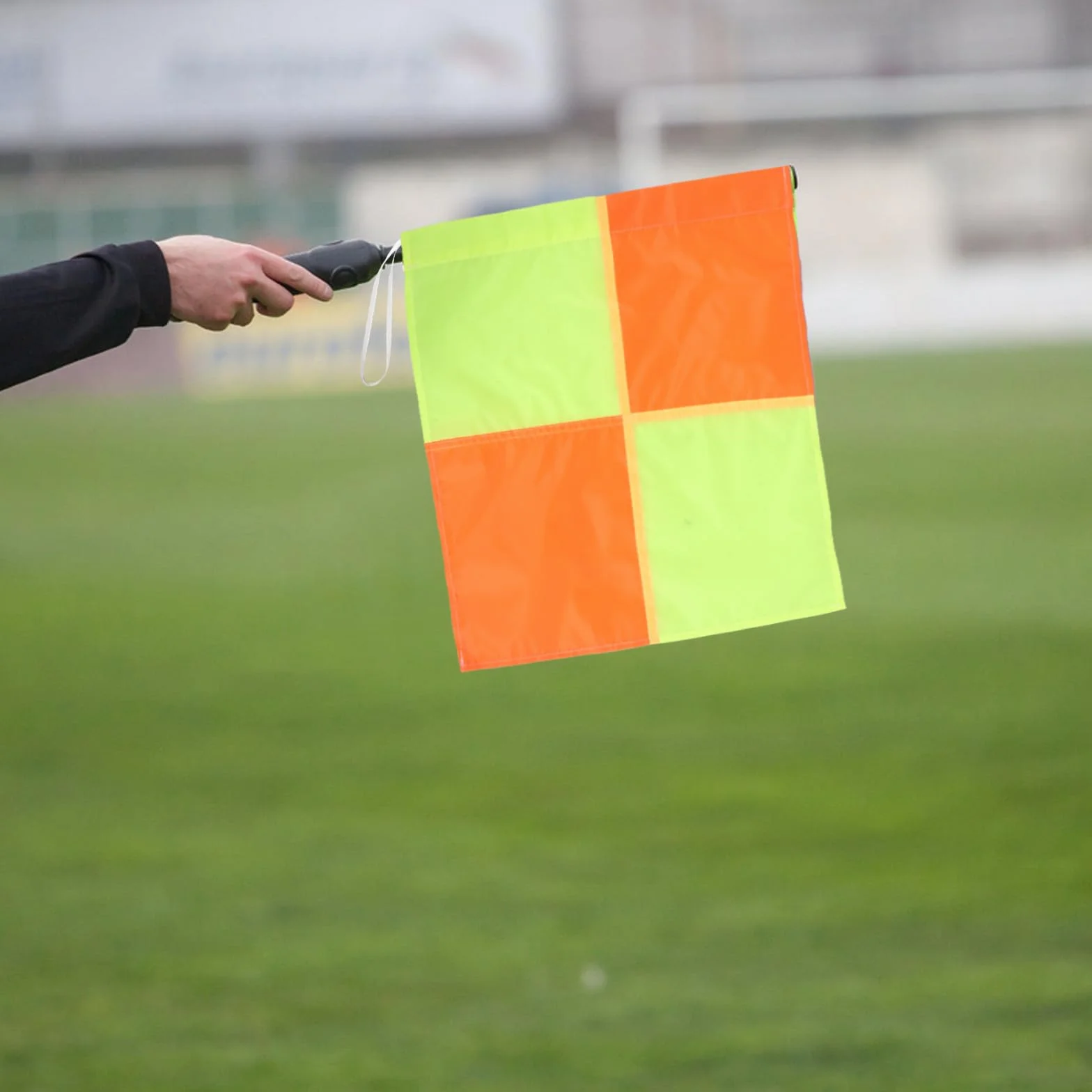 4 bandierine d'angolo per campo da calcio: bandierine da guardalinee per la delimitazione del campo a scacchi gialli e arancioni - Attrezzatura arbitrale per allenamenti e competizioni