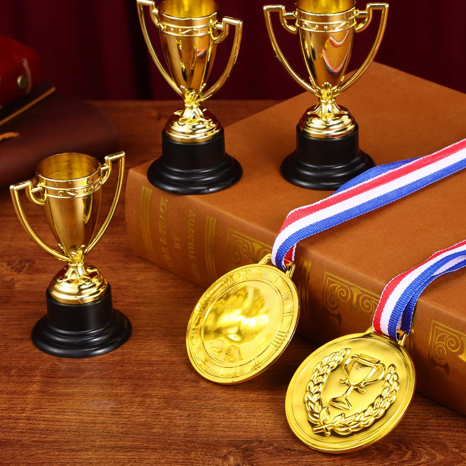 Set di 24 Medaglie e 24 Mini Trofei in Plastica Oro per Premiazioni Sportive e Bowling