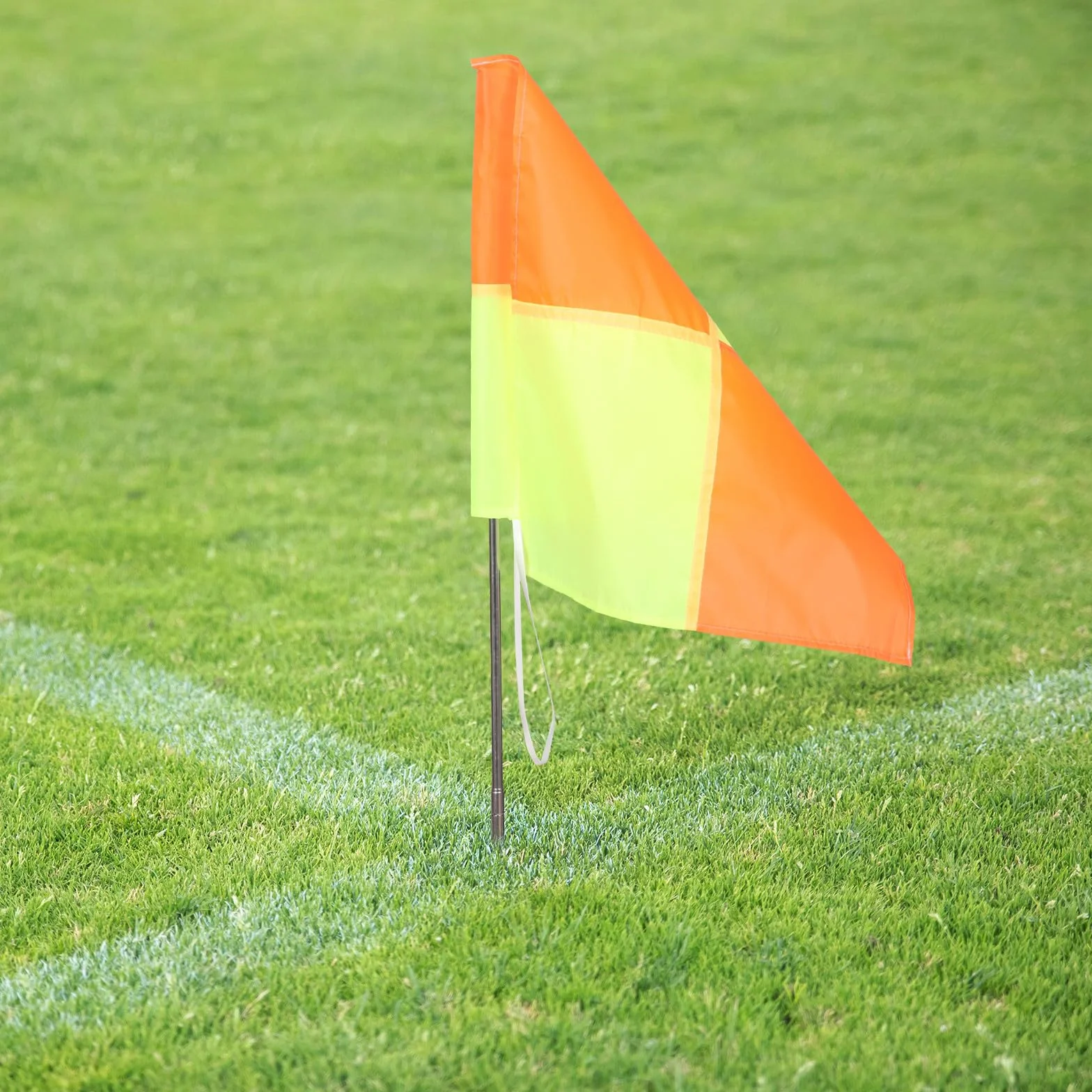 4 bandierine d'angolo per campo da calcio: bandierine da guardalinee per la delimitazione del campo a scacchi gialli e arancioni - Attrezzatura arbitrale per allenamenti e competizioni