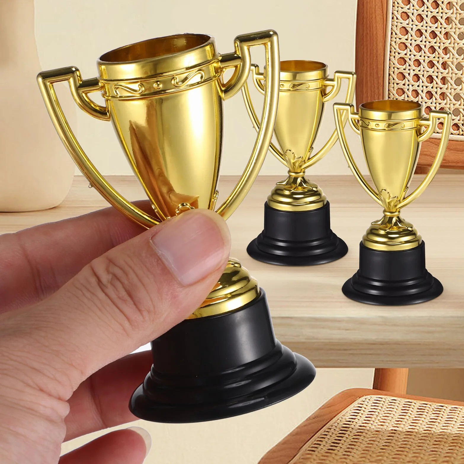 Set di 24 Medaglie e 24 Mini Trofei in Plastica Oro per Premiazioni Sportive e Bowling