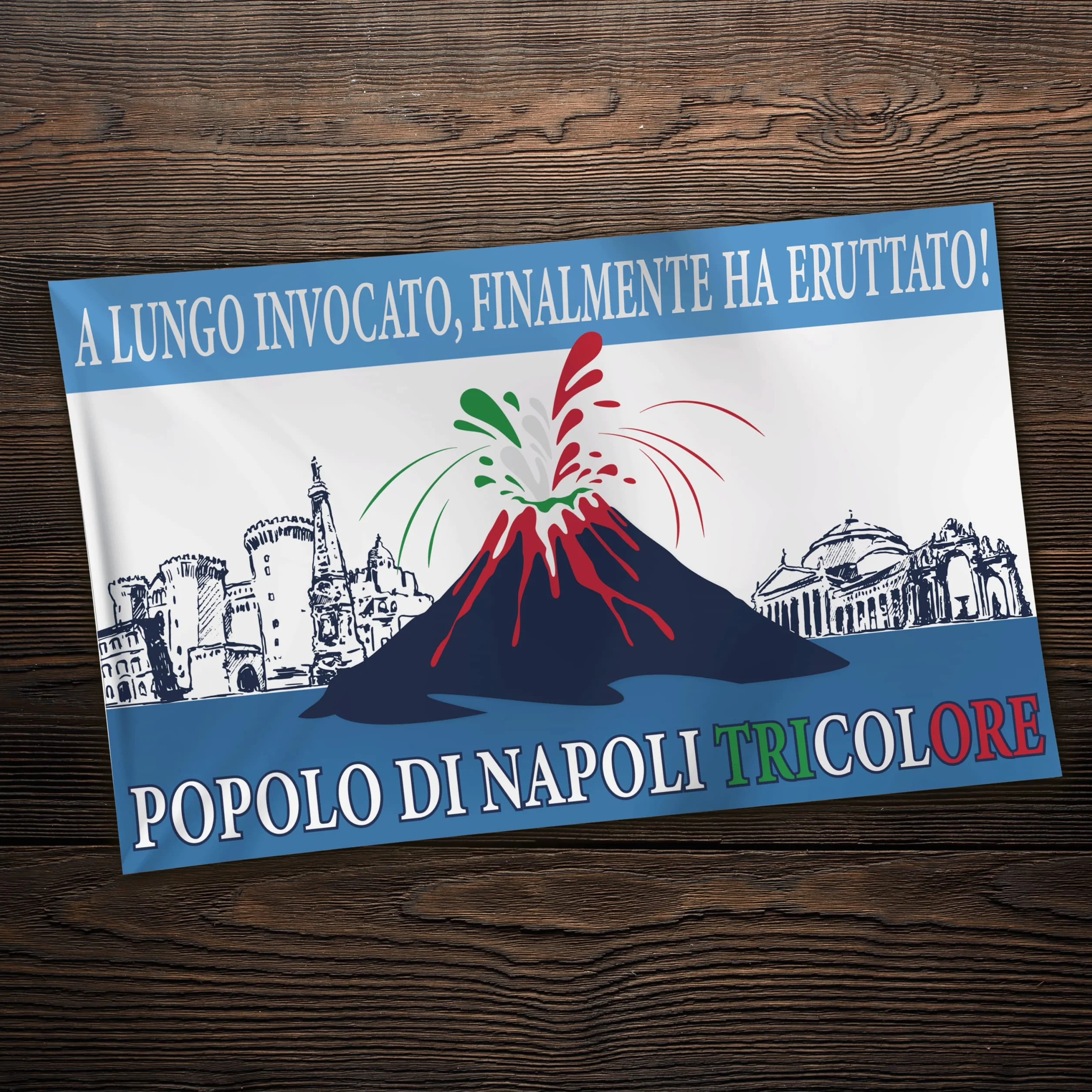 Bandiera 4° Scudetto Popolo di Napoli - Bandiera "Vesuvio Erutta" 90x150 cm - Gadget 4° Tricolore - Regalo Tifoso Calcio, Senza Asta