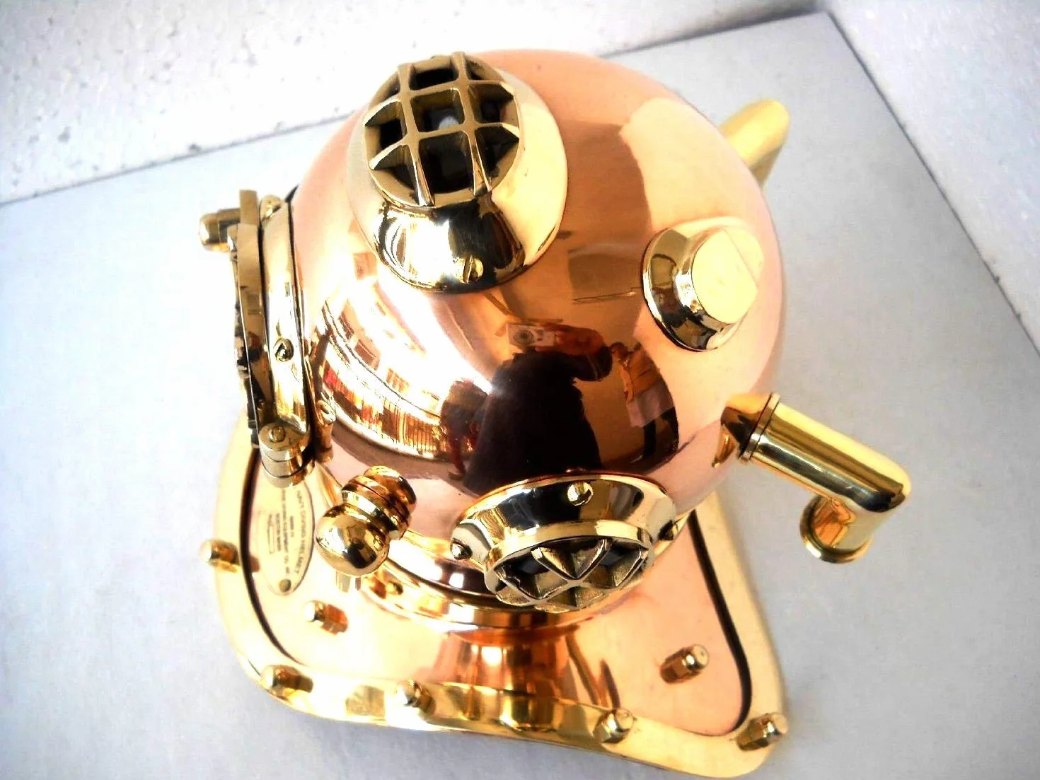 Classic US Navy Mark III Diving Helmet Recreation in ottone e rame. Elegante.