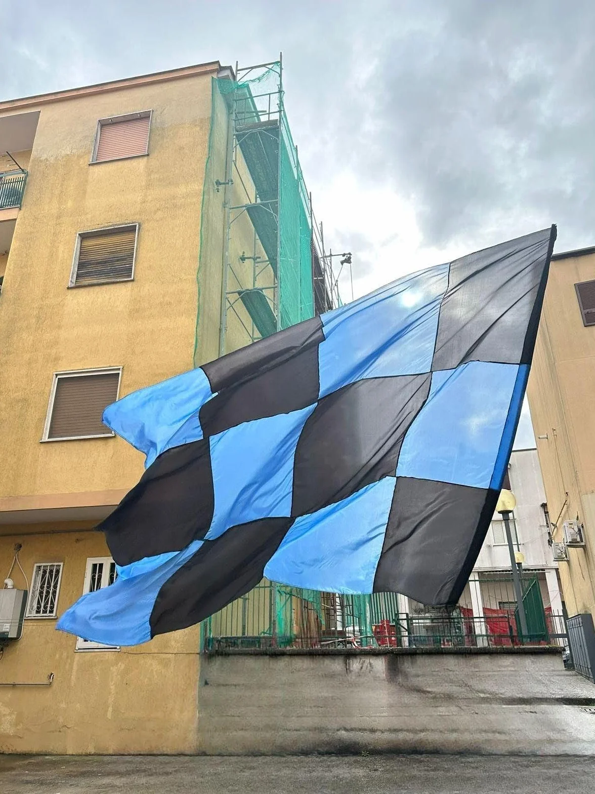 Bandiera Inter Campione a Scacchi in Poliestere Cucito, azzurro e Nero, 2m x 3m, con Aste Incluse