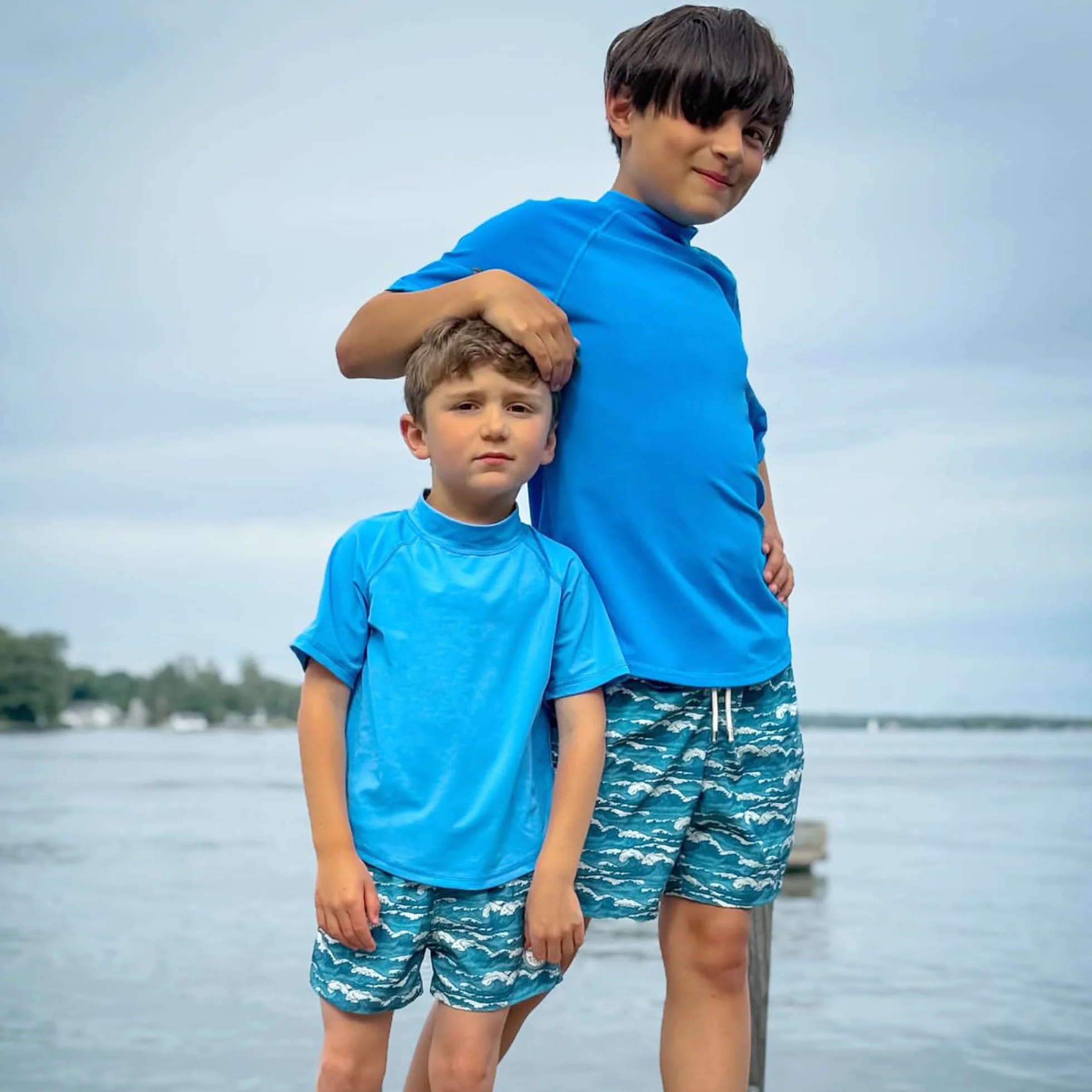BIG ELEPHANT Rashguard a Maniche Corte per Bambini (Pacco da 3) Costumi da Bagno UPF 50+ Protezione Solare Maglia da Bagno