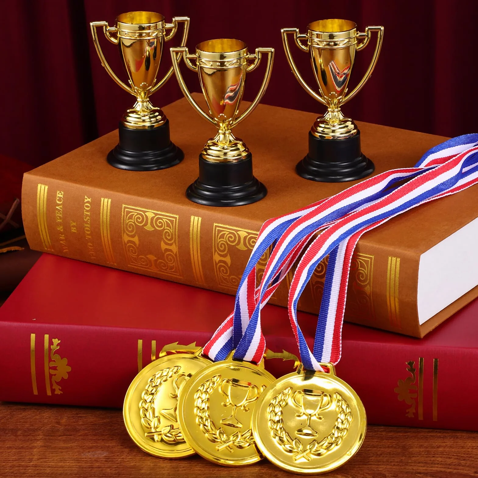 Set di 24 Medaglie e 24 Mini Trofei in Plastica Oro per Premiazioni Sportive e Bowling