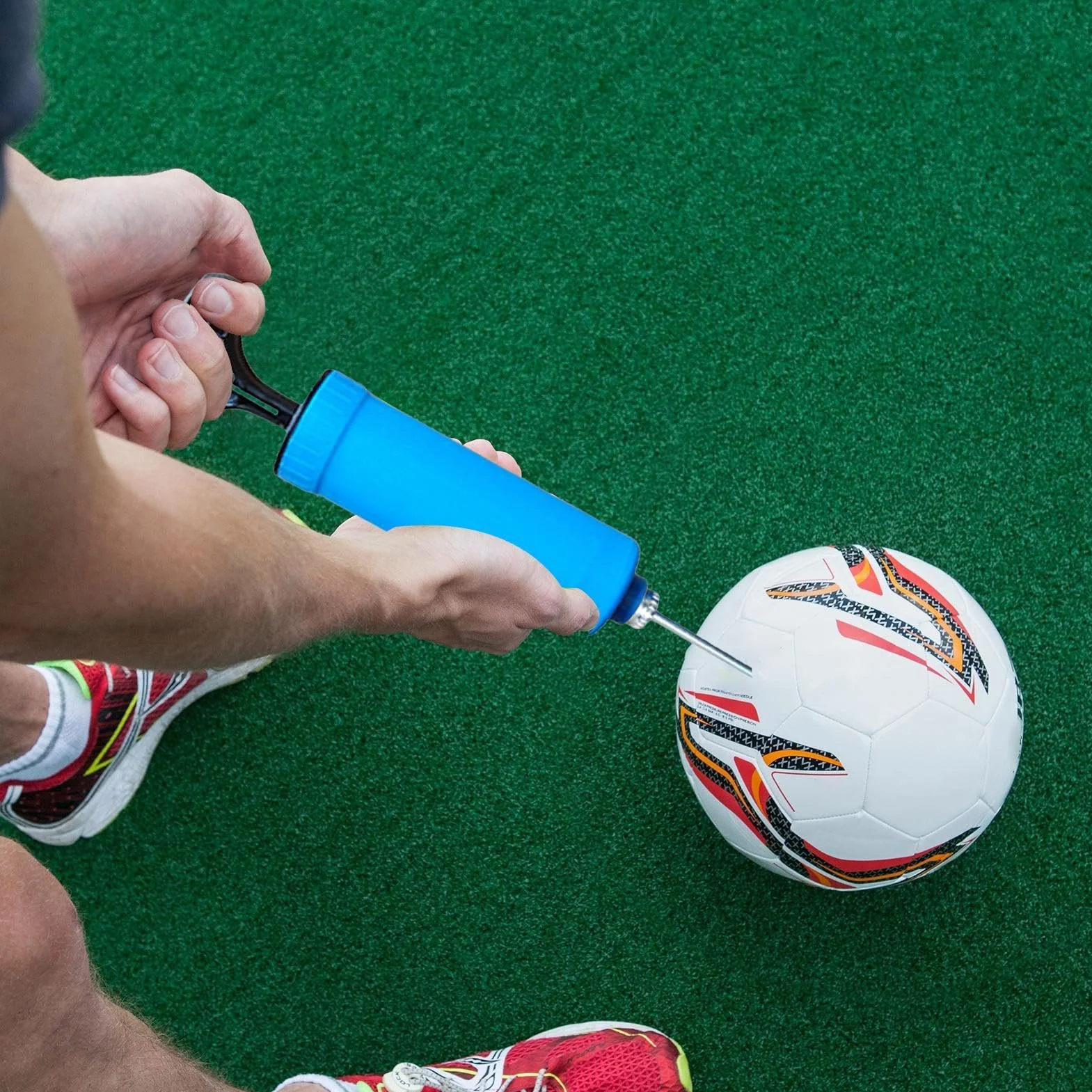 Pompa ad aria manuale portatile per palloni sportivi con ago