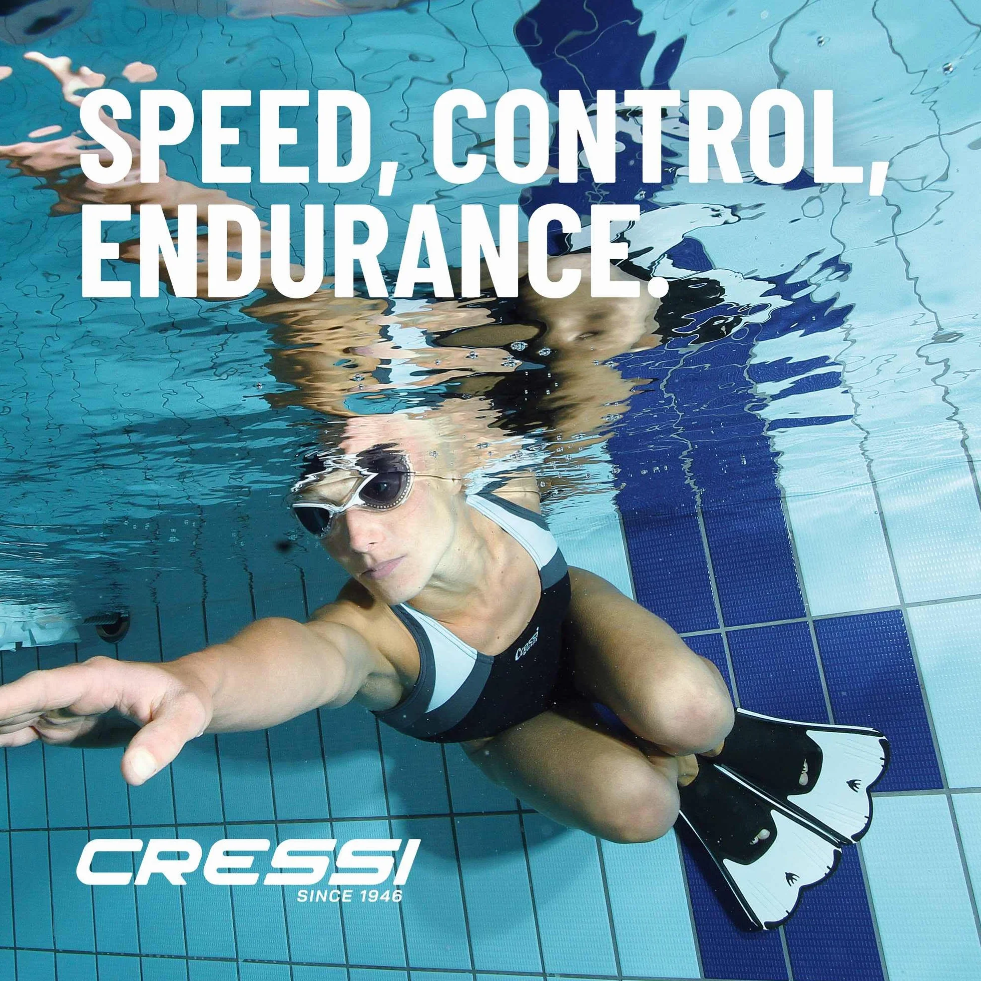 CRESSI dal 1946 - Light Fins - Pinne Corte per Adulti - Morbida Scarpetta Chiusa e Pala Reattiva per Muscolatura Gambe Ideali per Allenamento Nuoto Snorkeling Piscina Mare Viaggi
