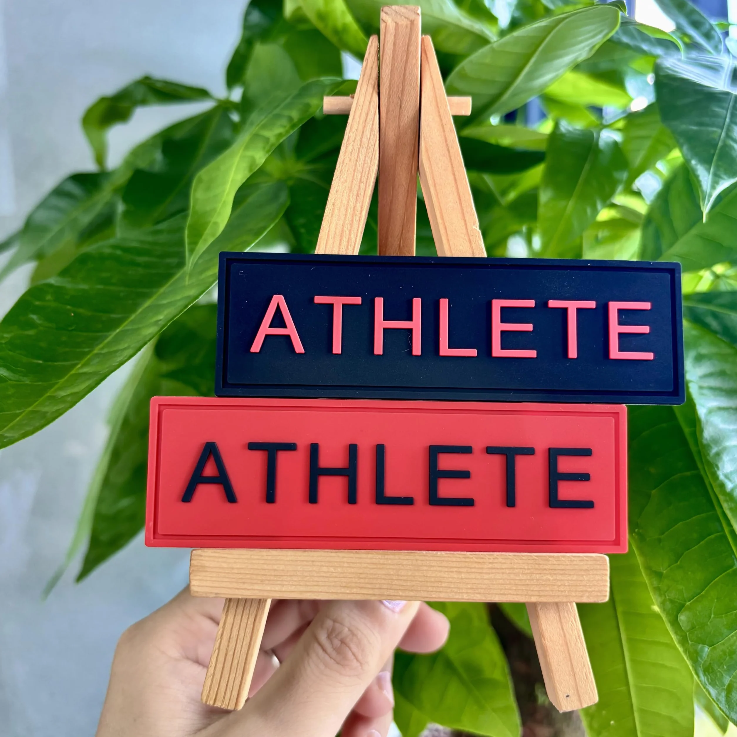Toppa ATHLETE in PVC 3D – Etichetta Tattica per Zaino, Palestra o Outdoor – Design Resistente con Chiusura a Strappo Forte – Accessorio Sportivo per Palestra (Nero con lettere rosse)