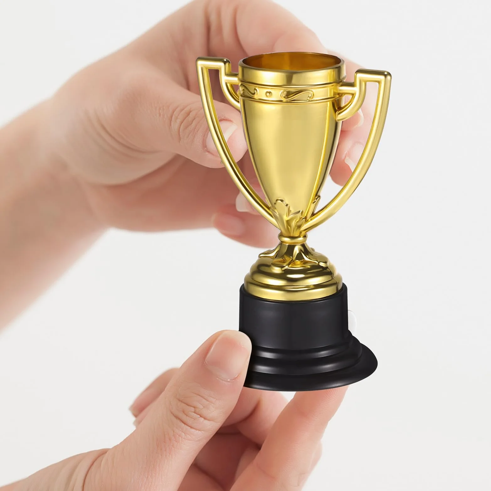Set di 24 Medaglie e 24 Mini Trofei in Plastica Oro per Premiazioni Sportive e Bowling