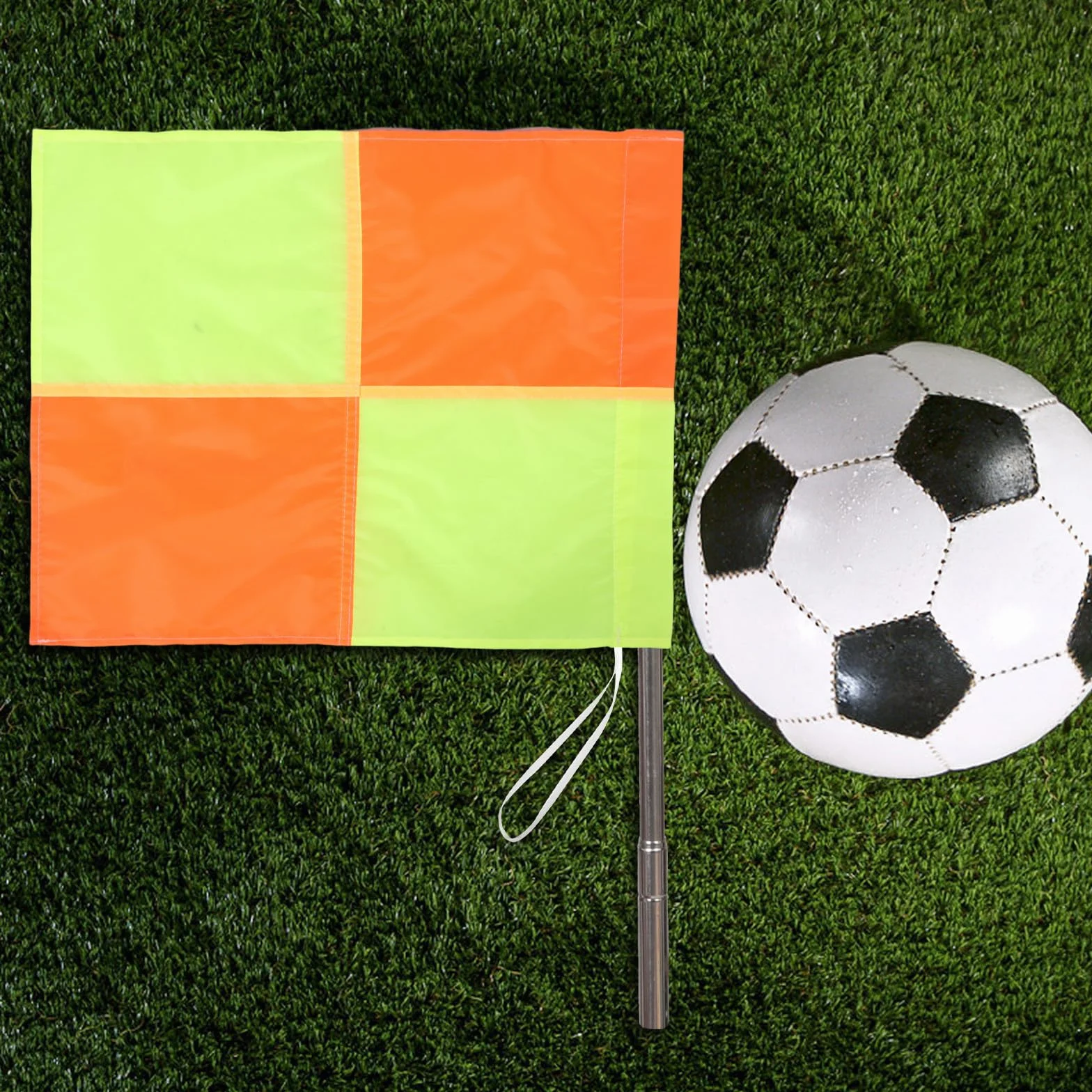 4 bandierine d'angolo per campo da calcio: bandierine da guardalinee per la delimitazione del campo a scacchi gialli e arancioni - Attrezzatura arbitrale per allenamenti e competizioni