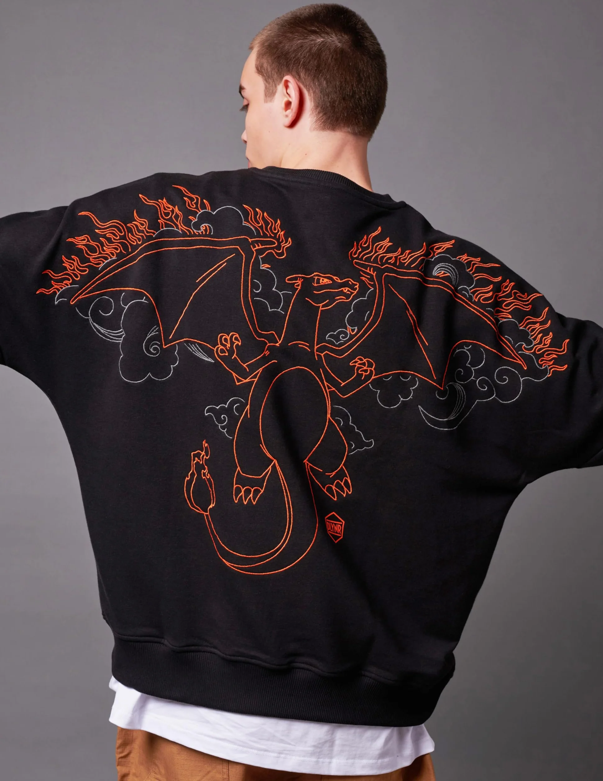 Dolly Noire Pokémon Felpa Charizard Unisex, Hoodie Ricamata in Cotone Misto, Nero, Collezione Ufficiale