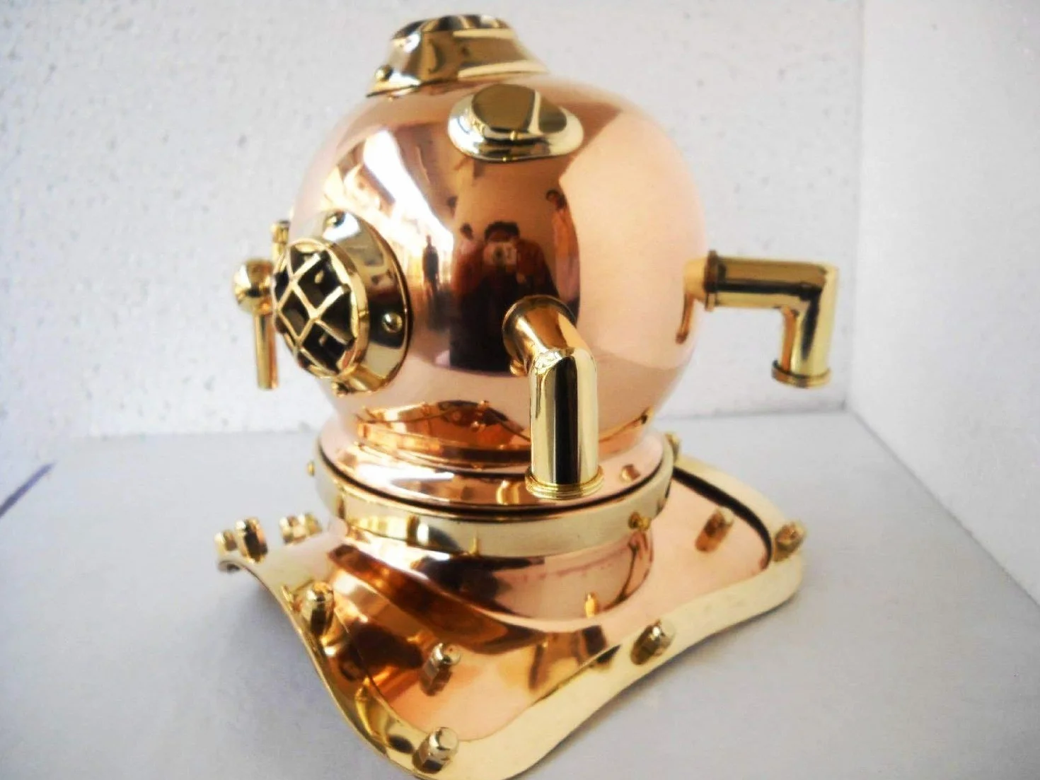 Classic US Navy Mark III Diving Helmet Recreation in ottone e rame. Elegante.