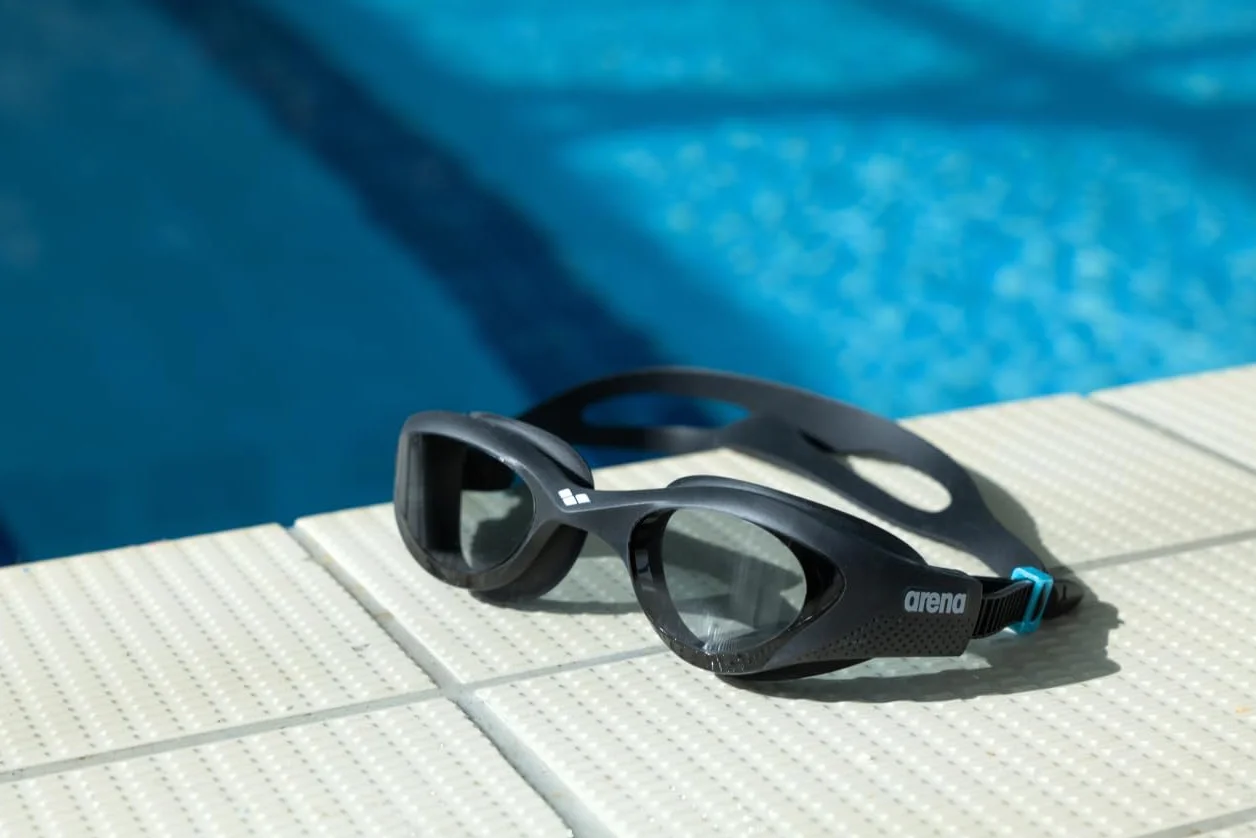 Arena The One Occhialini Nuoto Anti-Appannamento Unisex Adulto con Ampie Lenti Protezione UV